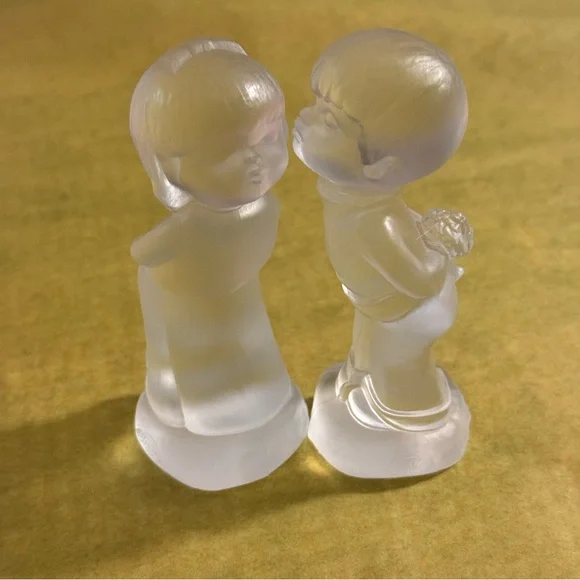 Fenton Art Glass Kissing Boy and Girl figurines in crystal velvet satin glass - Picture 2 of 8